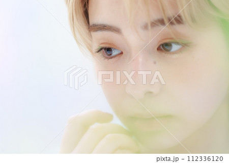 ニュアンスメイクをした若い女性 ニュアンスメイクをした若い女性 112336120