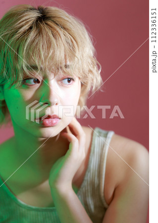 ピンクバックのKPOP風な若い女性 112336151