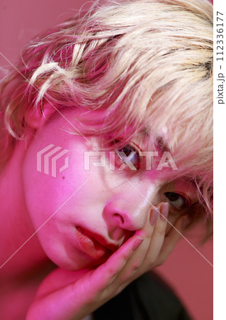 ピンクバックのKPOP風な若い女性 ピンクバックのKPOP風な若い女性 112336177