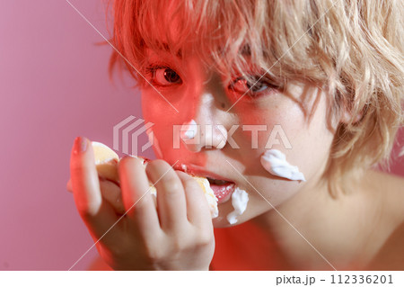 ピンクバックのKPOP風な若い女性 ピンクバックのKPOP風な若い女性 112336201