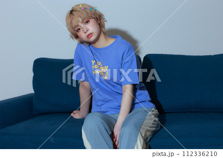 若い女性のファッションスナップ 112336210