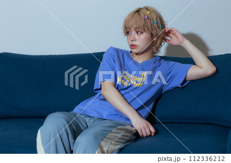 若い女性のファッションスナップ 若い女性のファッションスナップ 112336212