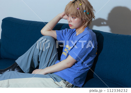 若い女性のファッションスナップ 若い女性のファッションスナップ 112336232