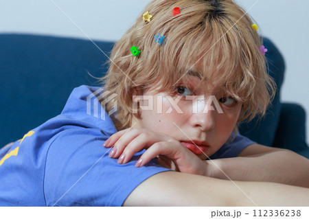若い女性のファッションスナップ 112336238