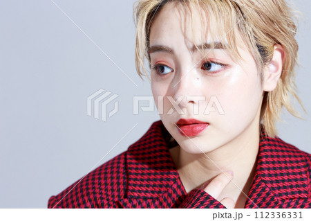 モード系の服を纏った若い女性 112336331