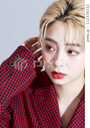 モード系の服を纏った若い女性 112336332