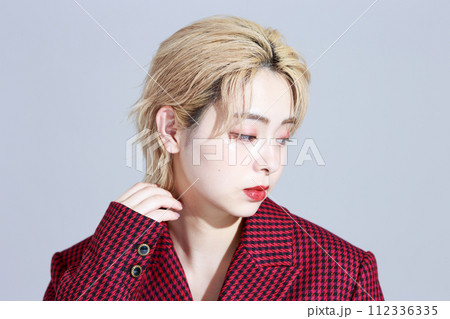 モード系の服を纏った若い女性 112336335