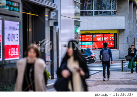 日本の東京都市景観 4万円突破日経平均株価…街中の株価ボード（2か所とも終値）＝4日、日本橋兜町 112336337