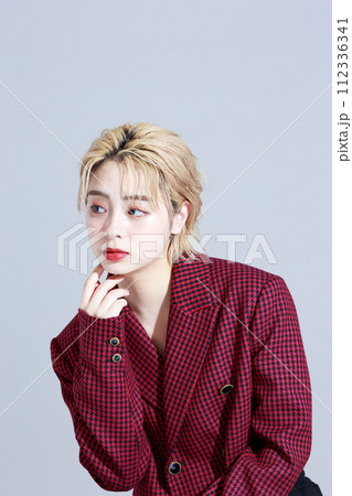 モード系の服を纏った若い女性 112336341