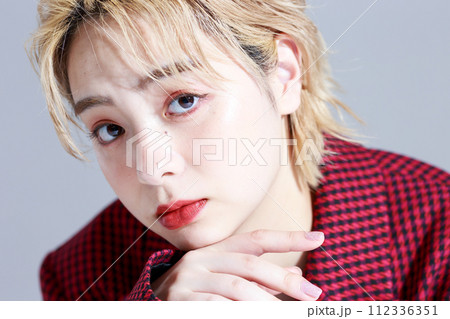 モード系の服を纏った若い女性 112336351