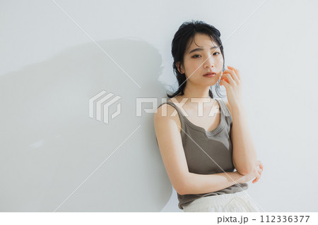 タンクトップの女性　ボディケア 112336377
