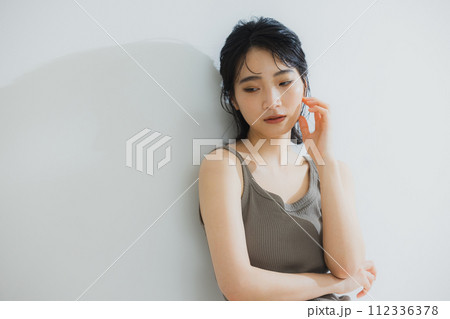 タンクトップの女性 ボディケア タンクトップの女性 ボディケア 112336378