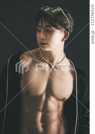 筋肉がすごいメガネをかけた若い男性の上半身 筋肉がすごいメガネをかけた若い男性の上半身 112336529
