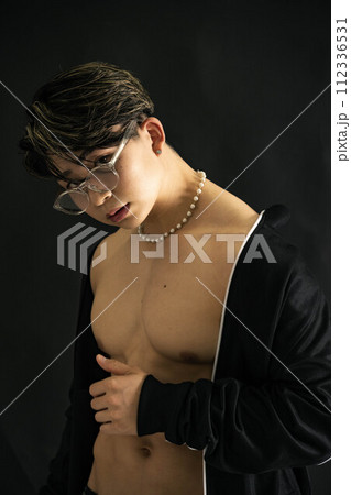 筋肉がすごいメガネをかけた若い男性の上半身 筋肉がすごいメガネをかけた若い男性の上半身 112336531