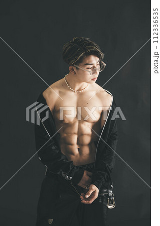 筋肉がすごいメガネをかけた若い男性の上半身 筋肉がすごいメガネをかけた若い男性の上半身 112336535