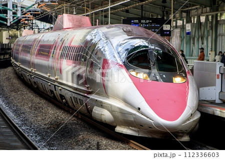 新神戸駅に停車する500系ハローキティ新幹線 新神戸駅に停車する500系ハローキティ新幹線 112336603