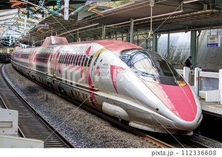 新神戸駅に停車する500系ハローキティ新幹線 新神戸駅に停車する500系ハローキティ新幹線 112336608