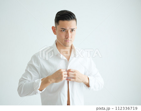 シャツを着る男性 シャツを着る男性 112336719