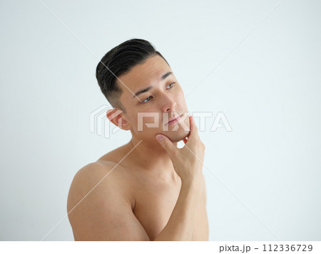 スキンケアをする男性 スキンケアをする男性 112336729