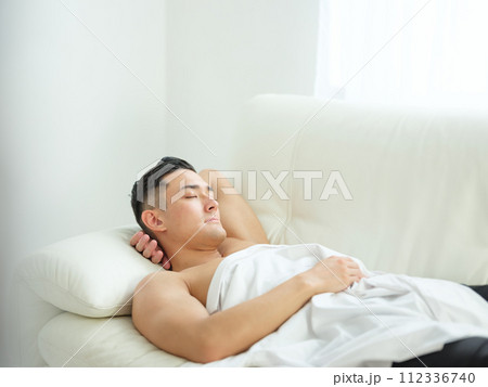スキンケアをする男性 112336740