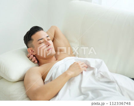 スキンケアをする男性 スキンケアをする男性 112336748