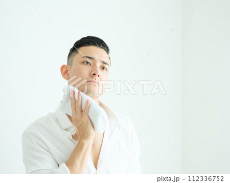 スキンケアをする男性 112336752