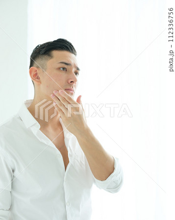 スキンケアをする男性 112336756