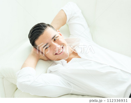 笑顔の男性 笑顔の男性 112336931