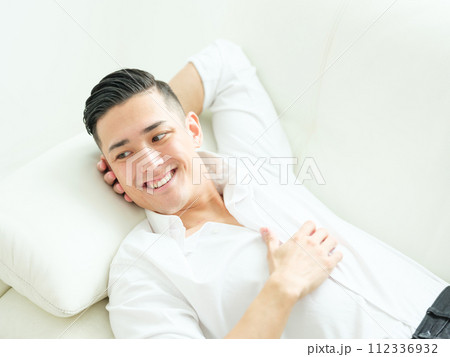笑顔の男性 笑顔の男性 112336932
