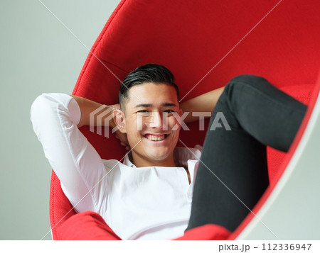 笑顔の男性 笑顔の男性 112336947