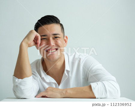 笑顔の男性 112336952