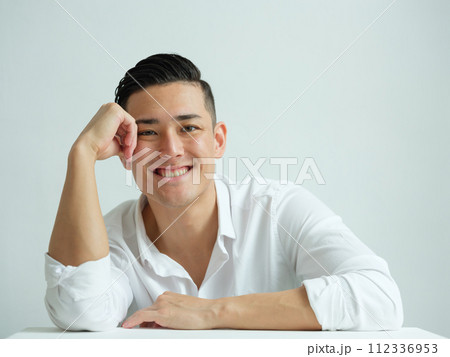 笑顔の男性 112336953