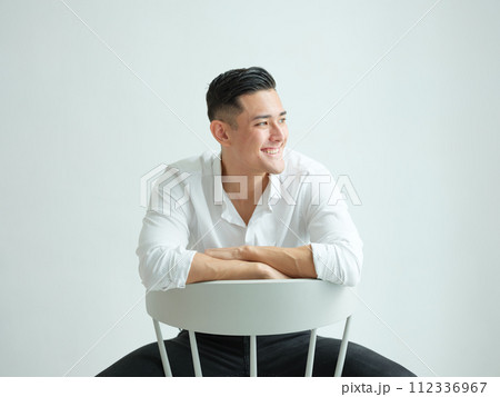 笑顔の男性 112336967