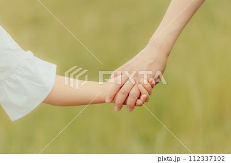 女の子キッズのスキンシップ 112337102