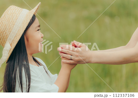 女の子キッズのスキンシップ 女の子キッズのスキンシップ 112337106