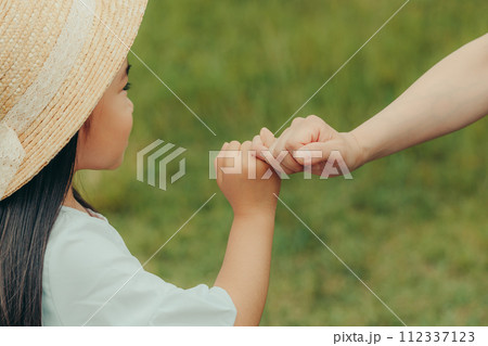 女の子キッズのスキンシップ 女の子キッズのスキンシップ 112337123