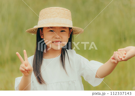 女の子キッズのスキンシップ 112337143