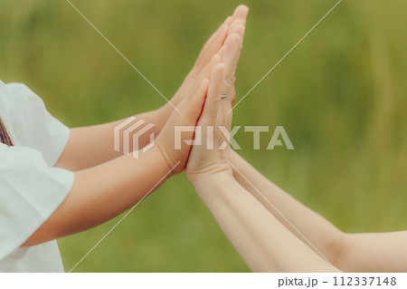 女の子キッズのスキンシップ 112337148