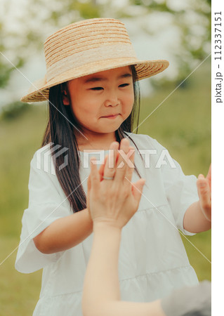 女の子キッズのスキンシップ 112337151