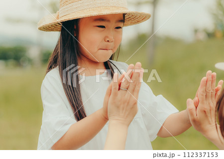 女の子キッズのスキンシップ 112337153