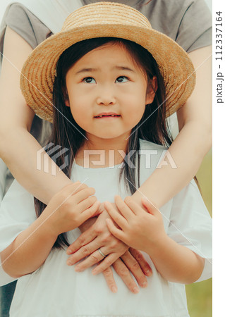 女の子キッズのスキンシップ 112337164