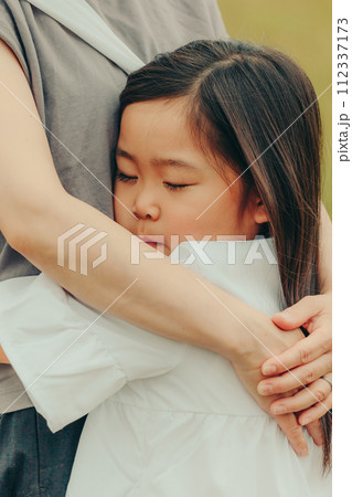 女の子キッズのスキンシップ 女の子キッズのスキンシップ 112337173