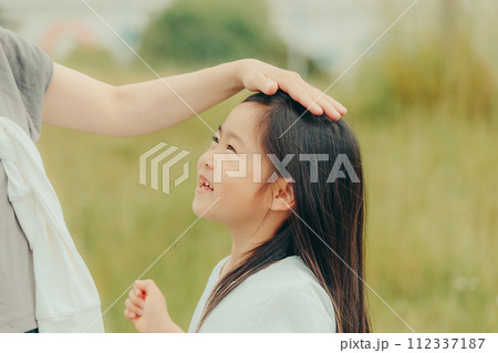 女の子キッズのスキンシップ 女の子キッズのスキンシップ 112337187