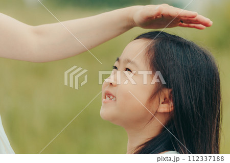 女の子キッズのスキンシップ 112337188