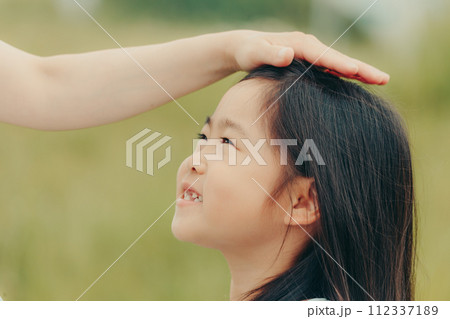 女の子キッズのスキンシップ 112337189