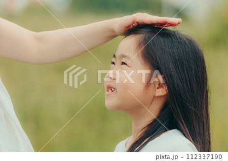 女の子キッズのスキンシップ 112337190