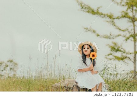 ひまわりを持った女の子 ひまわりを持った女の子 112337203