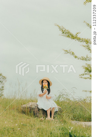 ひまわりを持った女の子 112337209