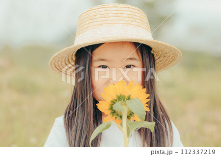 ひまわりを持った女の子 112337219