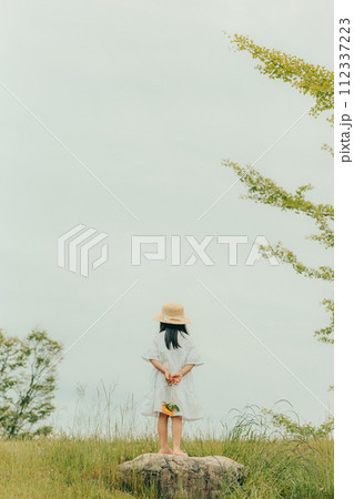 ひまわりを持った女の子 ひまわりを持った女の子 112337223